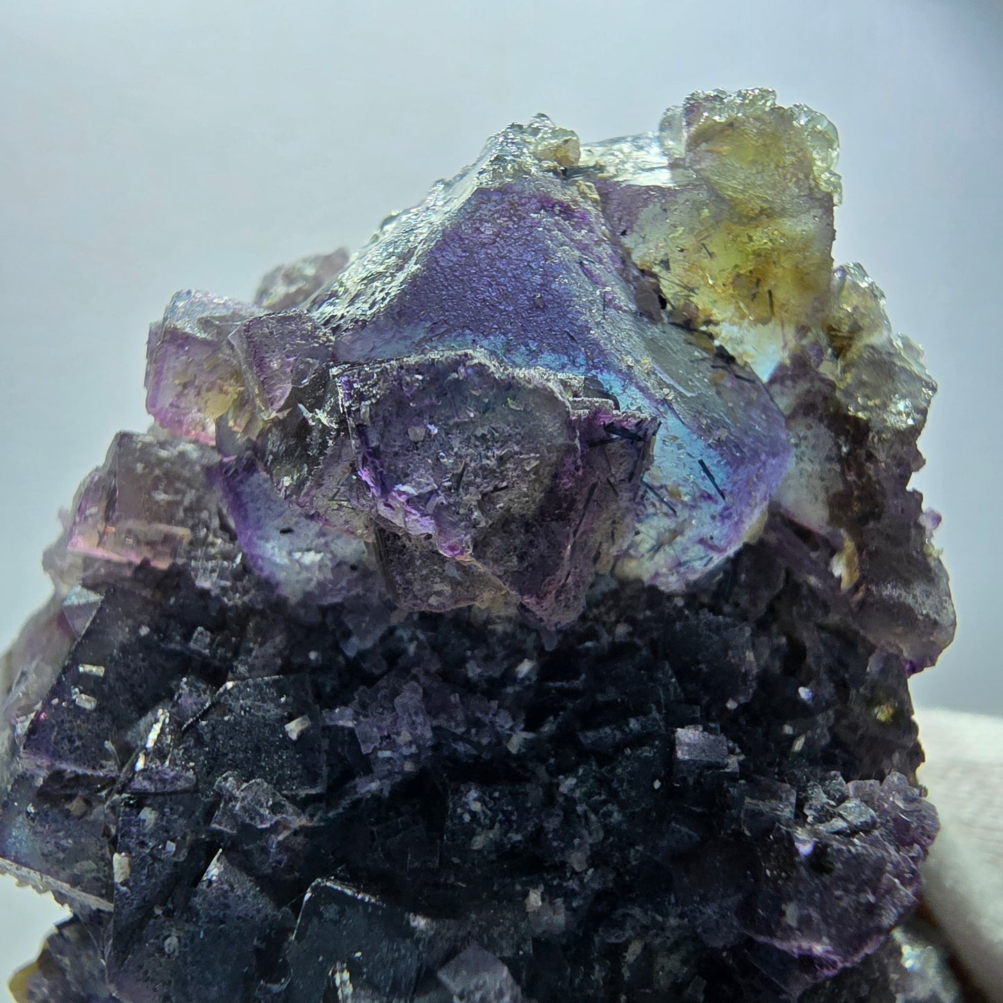 Fluorite fantôme colorée, hyalite, tourmaline schol, muscovite, Erongo, Namibie, 80 x 46 x 60 mm