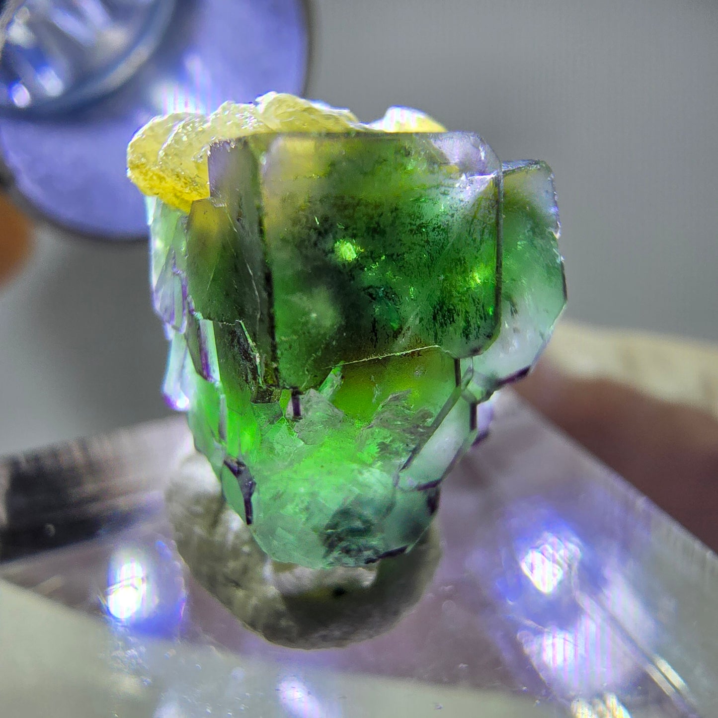 Cube de fluorite fantôme, zonal, spécimen de muscovite, Erongo, Namibie, 17 x 12 x 11 mm