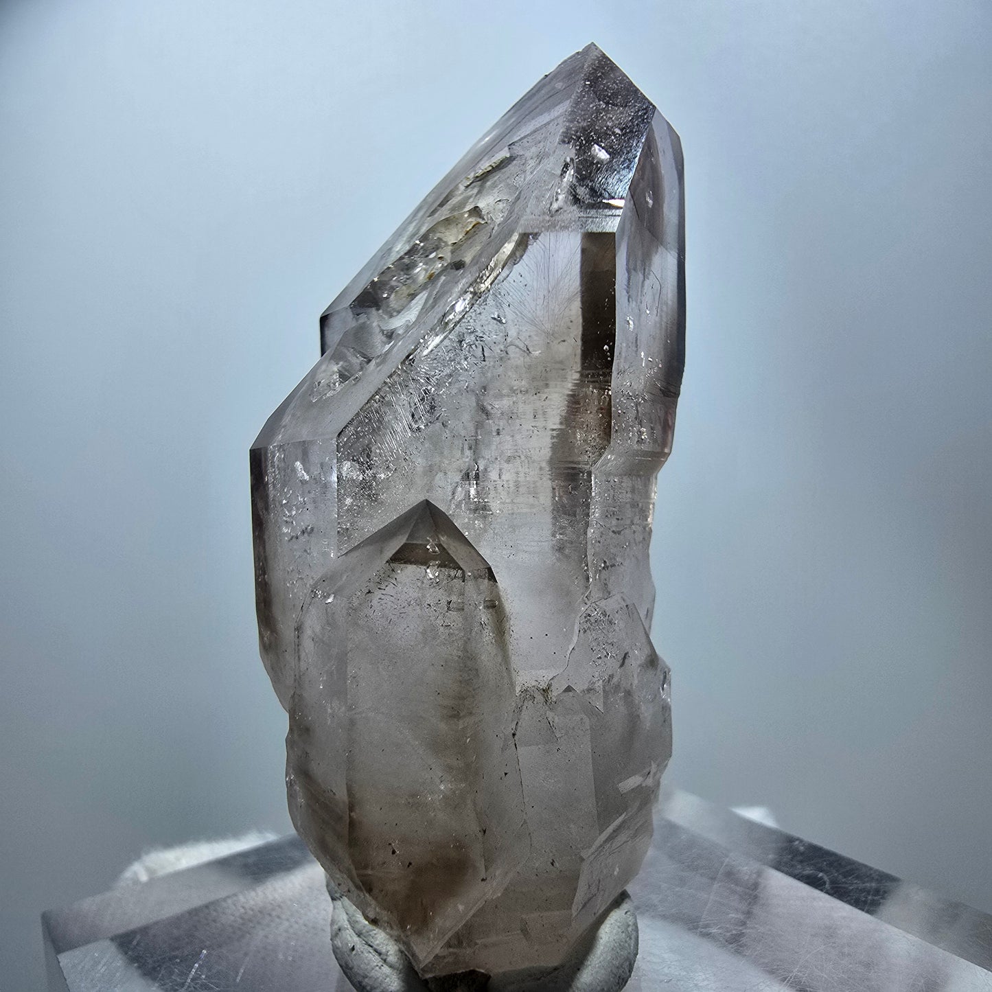 Quartz fumé fantôme transparent, pointe de sceptre, Goboboseb, Namibie, 60 x 28 x 22 mm