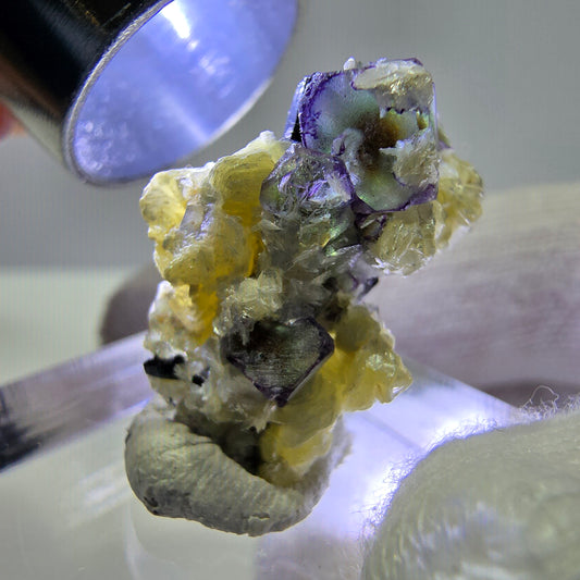 Cubes de fluorite fantôme colorés, muscovite, tourmaline Schorl, hyalite Erongo, Namibie 23 x 15 x 16 mm