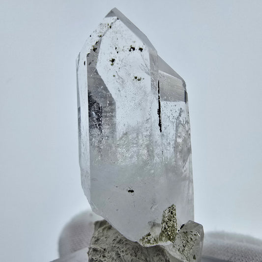 Cristal de quartz chlorite hématite fantôme, mine Streep de Goboboseb, Namibie, 40 x 17 x 13 mm
