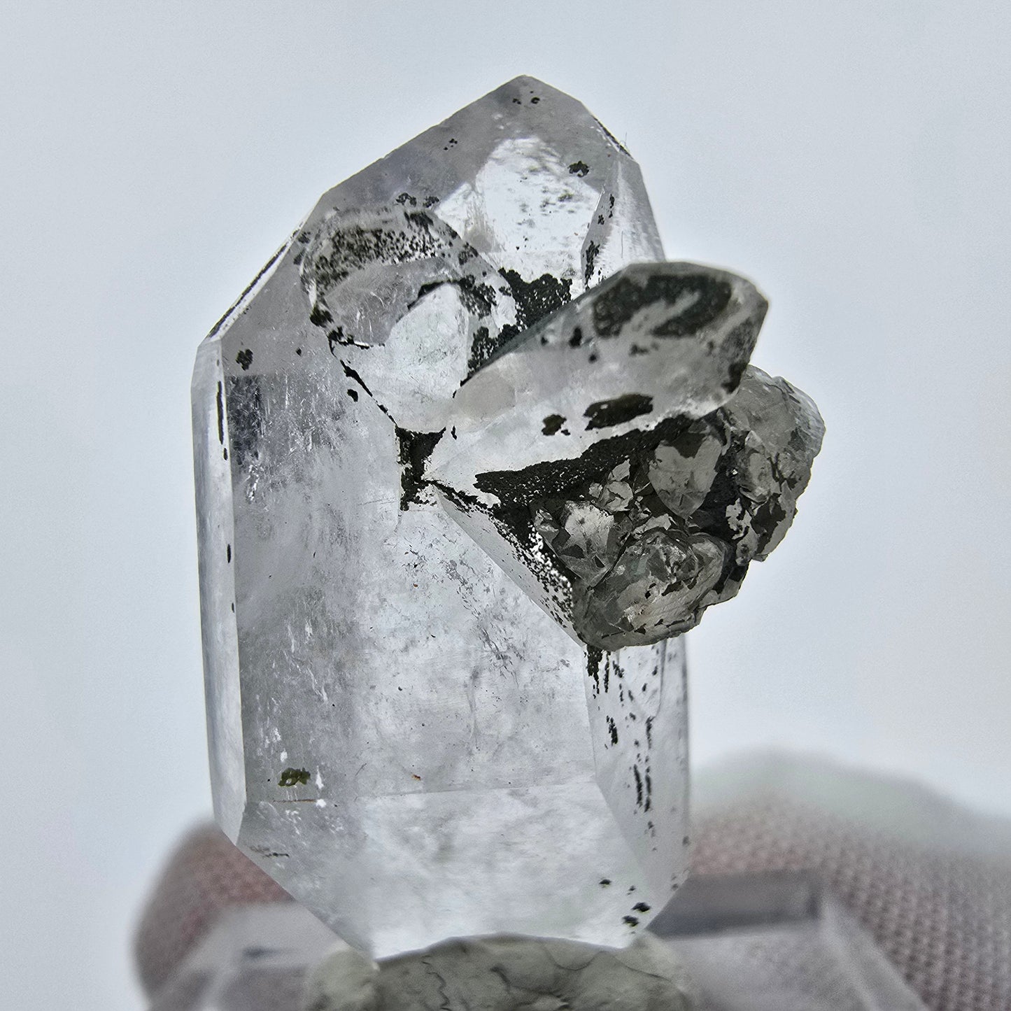 Klarer Bergkristall Quarz mit UV Calcit Streep Mine Goboboseb Namibia 32*17*12mm