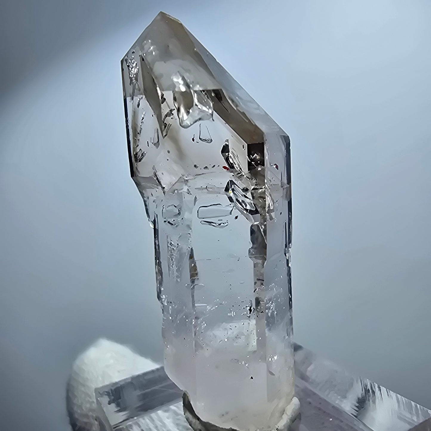Pointe de sceptre en quartz fumé fantôme transparent, Goboboseb, Namibie, 45 x 13 x 14 mm