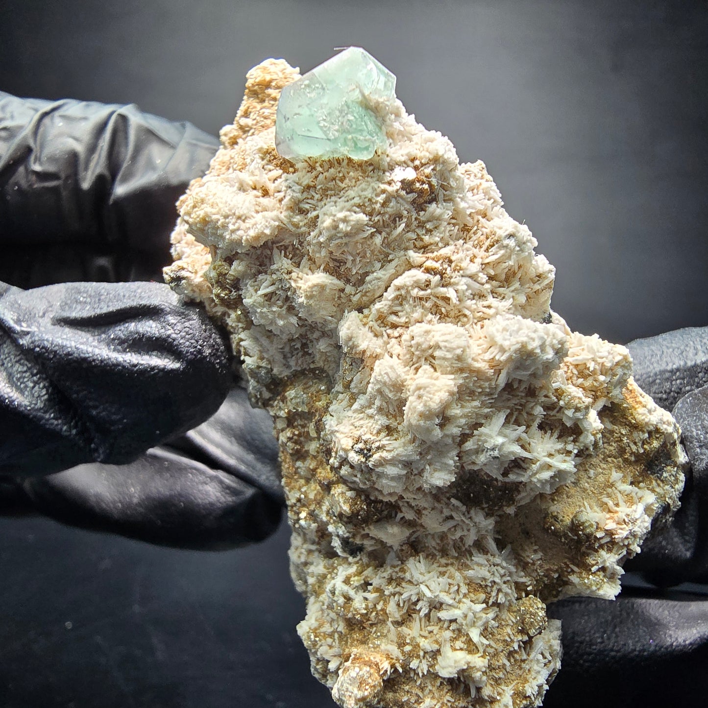 Fluorite Zonare, muscovite Schörl tourmaline étape Erongo namibie 70*38*40mm