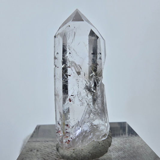 Harlekin Phantom Quarz mit Analcim Streep Mine, Goboboseb, Namibia 31*10*9mm