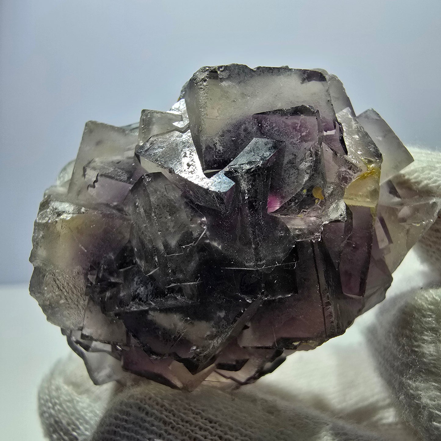 Rare spécimen de cube de fluorite fantôme, violet et blanc, Okorusu, Namibie, 44 x 38 x 26 mm