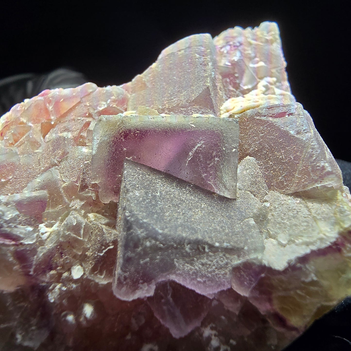 Cube de fluorite fantôme sur scène de quartz violet vert Omehane, Namibie 73*52*18mm