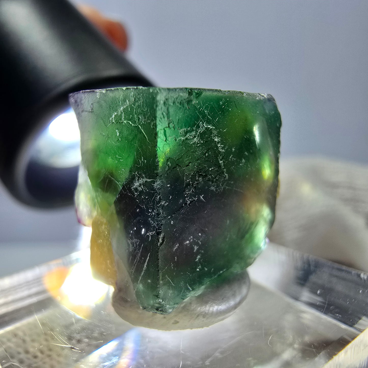 Cube de fluorite fantôme zonal, spécimen de muscovite, Erongo, Namibie, 16 x 15 x 15 mm