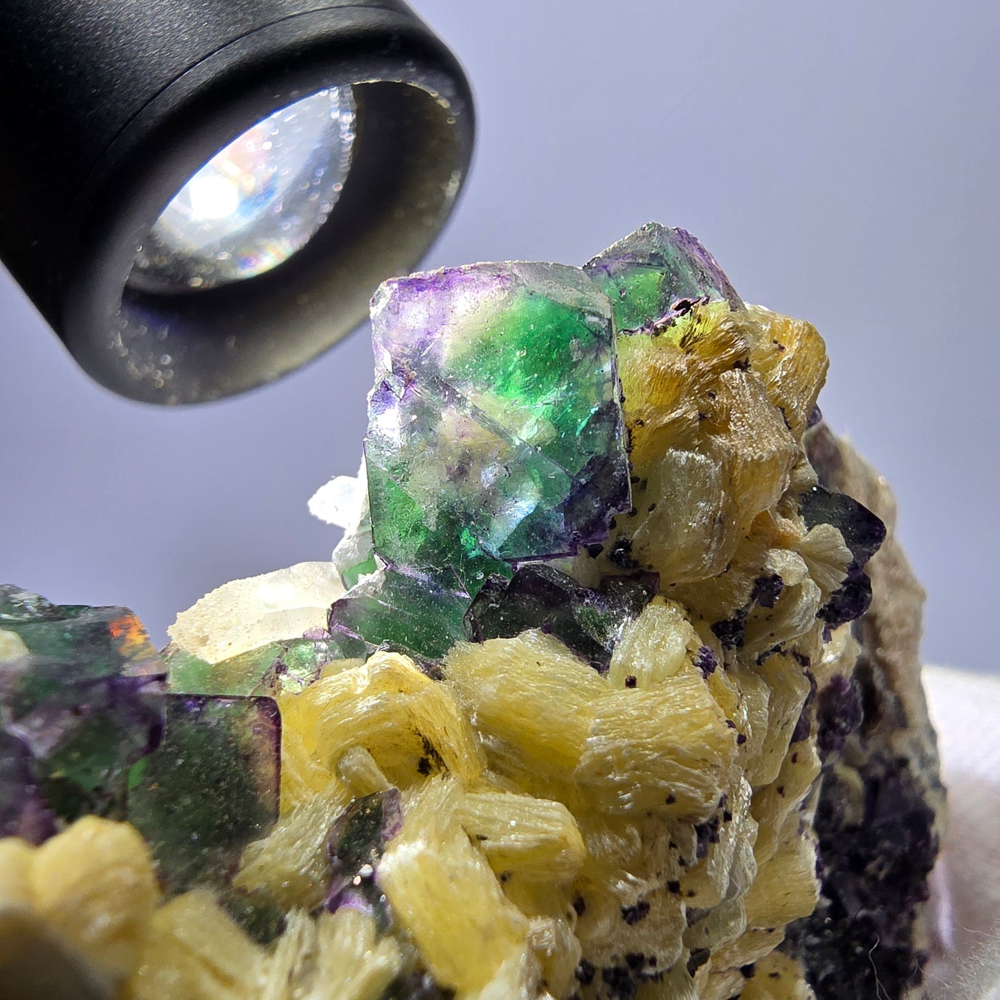 Grande fluorite fantôme, tourmaline schol, hyalite, muscovite, quartz fumé, Erongo, Namibie, 93 x 74 x 24 mm