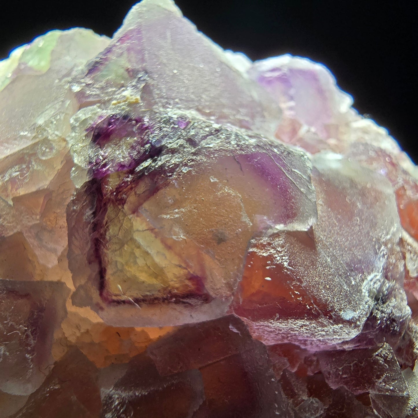 Cube de fluorite fantôme sur scène de quartz violet vert Omehane, Namibie 67*50*17mm
