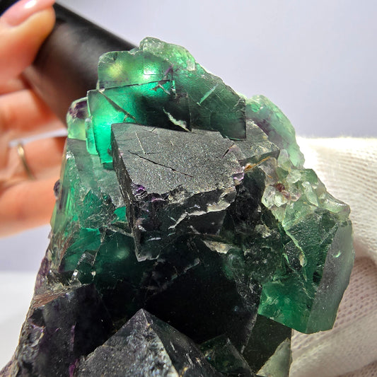 Grand spécimen de cube de fluorite fantôme, parqueté, zonal, Okorusu, Namibie, 100 x 47 x 36 mm