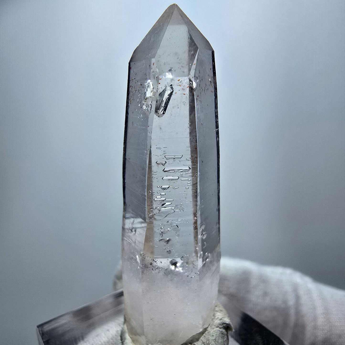 Klare Lemurian Phantom Rauchquarz Spitze Goboboseb, Namibia 45*13*12mm