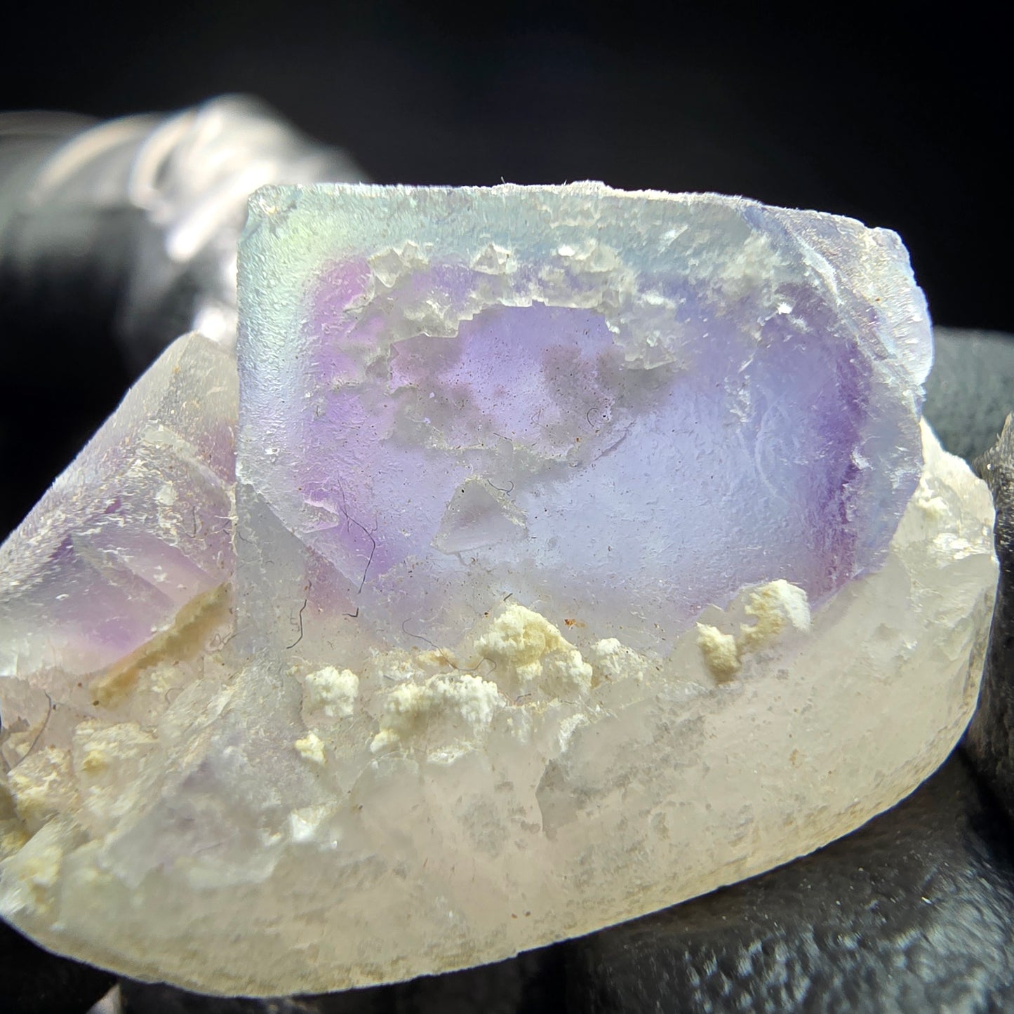 Cube de fluorite fantôme sur scène de quartz violet vert Omehane, Namibie 28*20*17mm