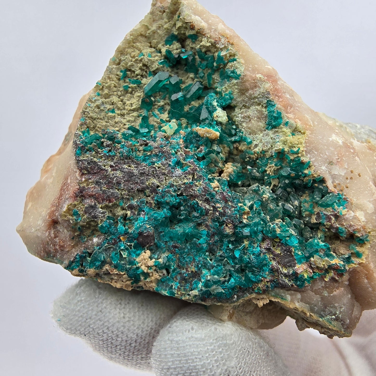 Rare spécimen de dioptase sur quartz Kaokoveld, Namibie 48*42*27mm Collection de minéraux