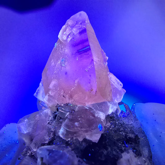 Spécimen rare de calcite UV et de préhnite, mine Streep, Goboboseb, Namibie, 44 x 34 x 20 mm