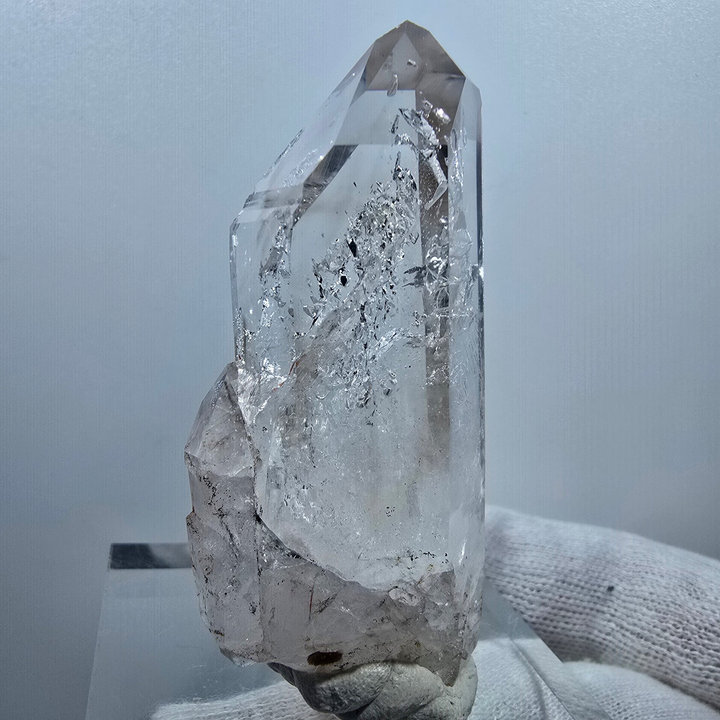 Sceptre en quartz fumé fantôme lémurien, scène de la Saint-Valentin, Goboboseb de poche, Namibie, 64 x 29 x 20 mm