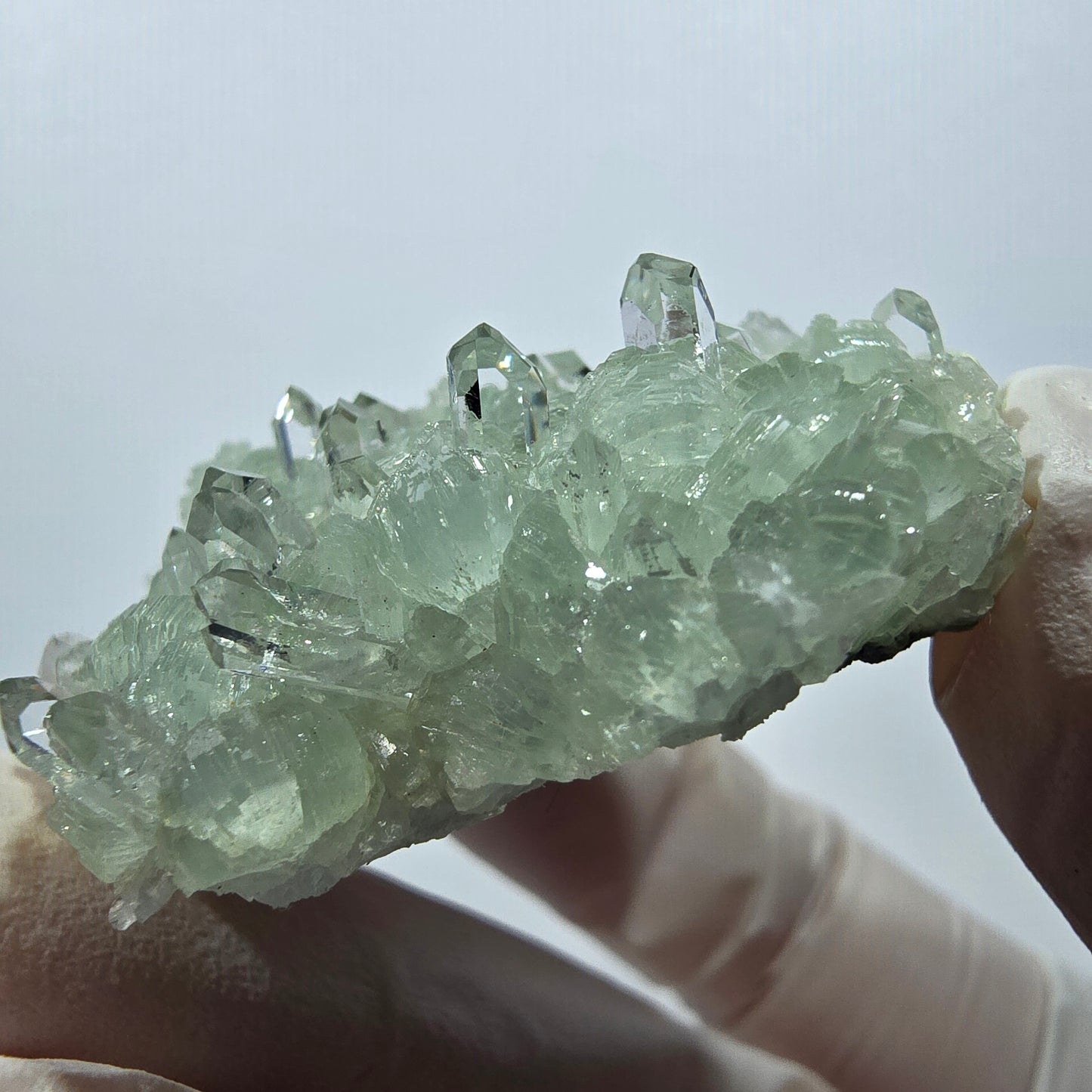 Spécimen de quartz, préhnite et calcite en forme d'étoile, mine Streep, Goboboseb, Namibie, 44 x 40 x 16 mm
