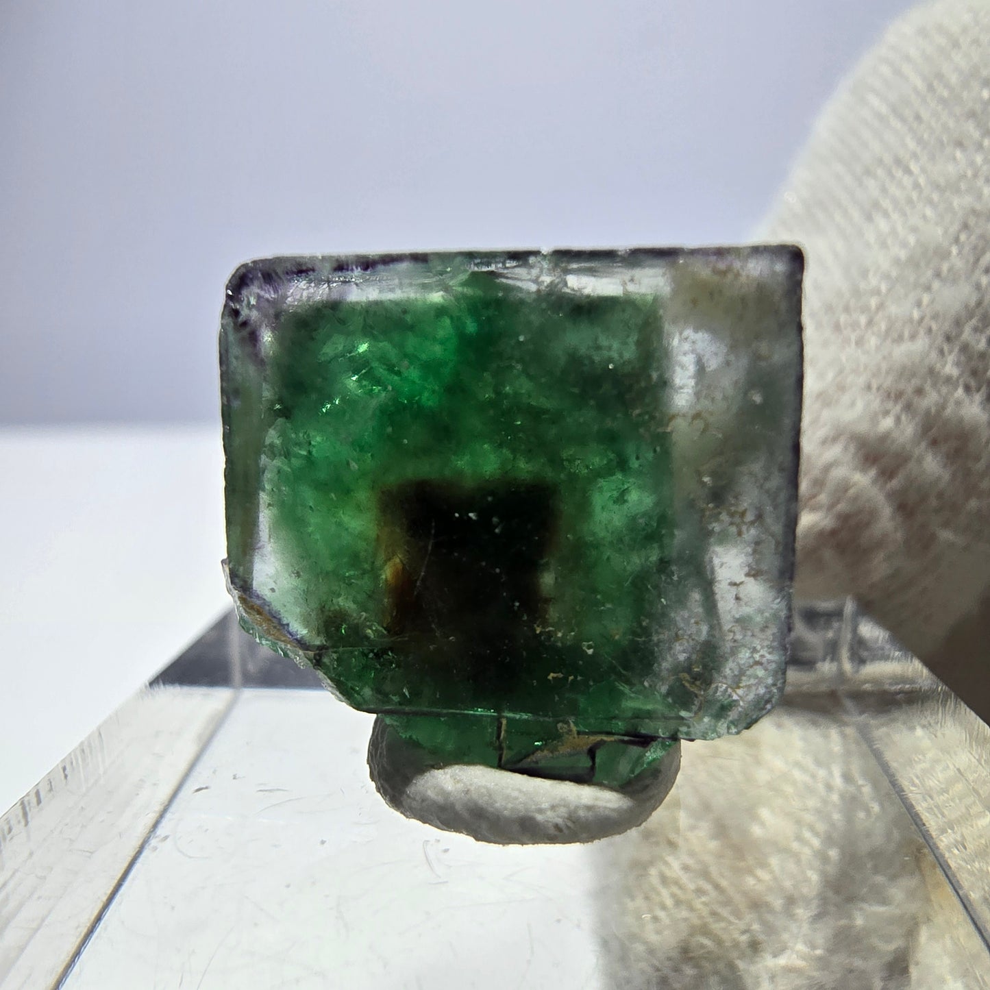 Cube de fluorite fantôme, muscovite et hyalite, spécimen d'Erongo, Namibie, 16 x 15 x 12 mm