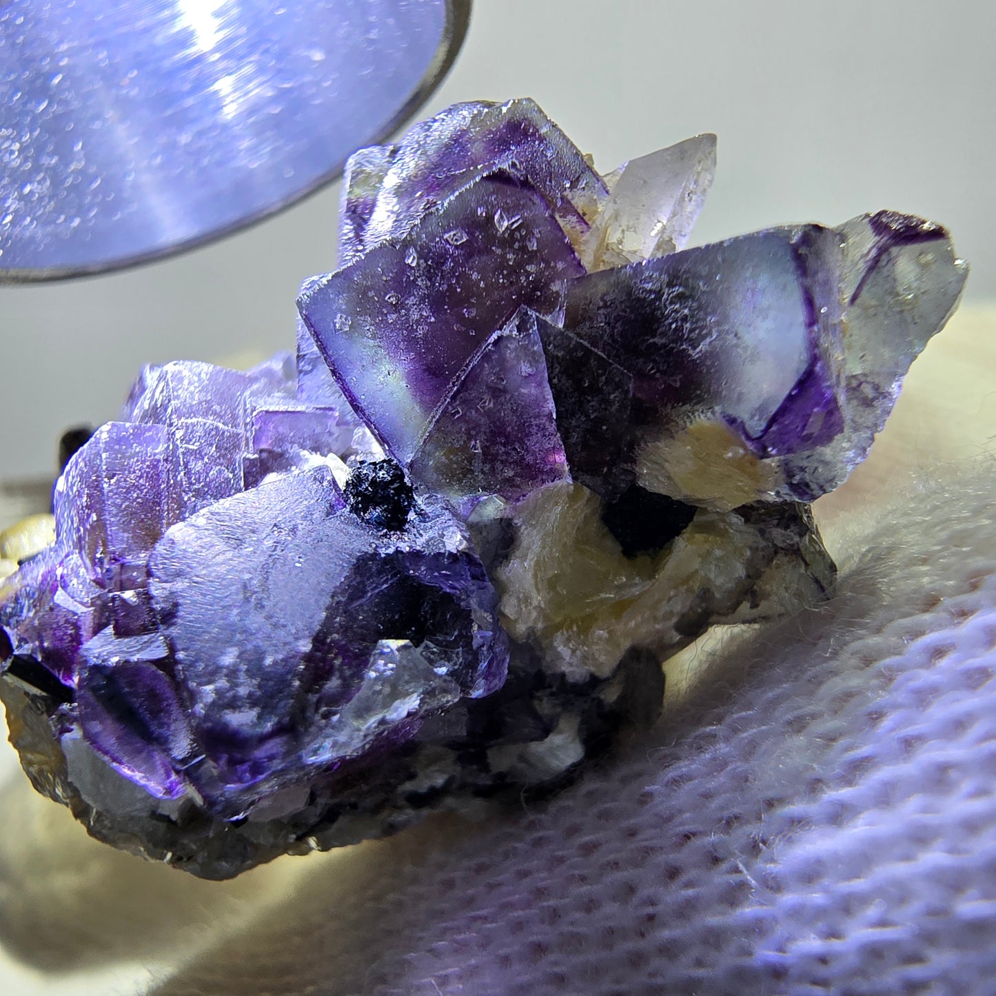 Spécimen de fluorite fantôme colorée, tourmaline schol, muscovite, quartz fumé, Erongo, Namibie, 35 x 25 x 20 mm
