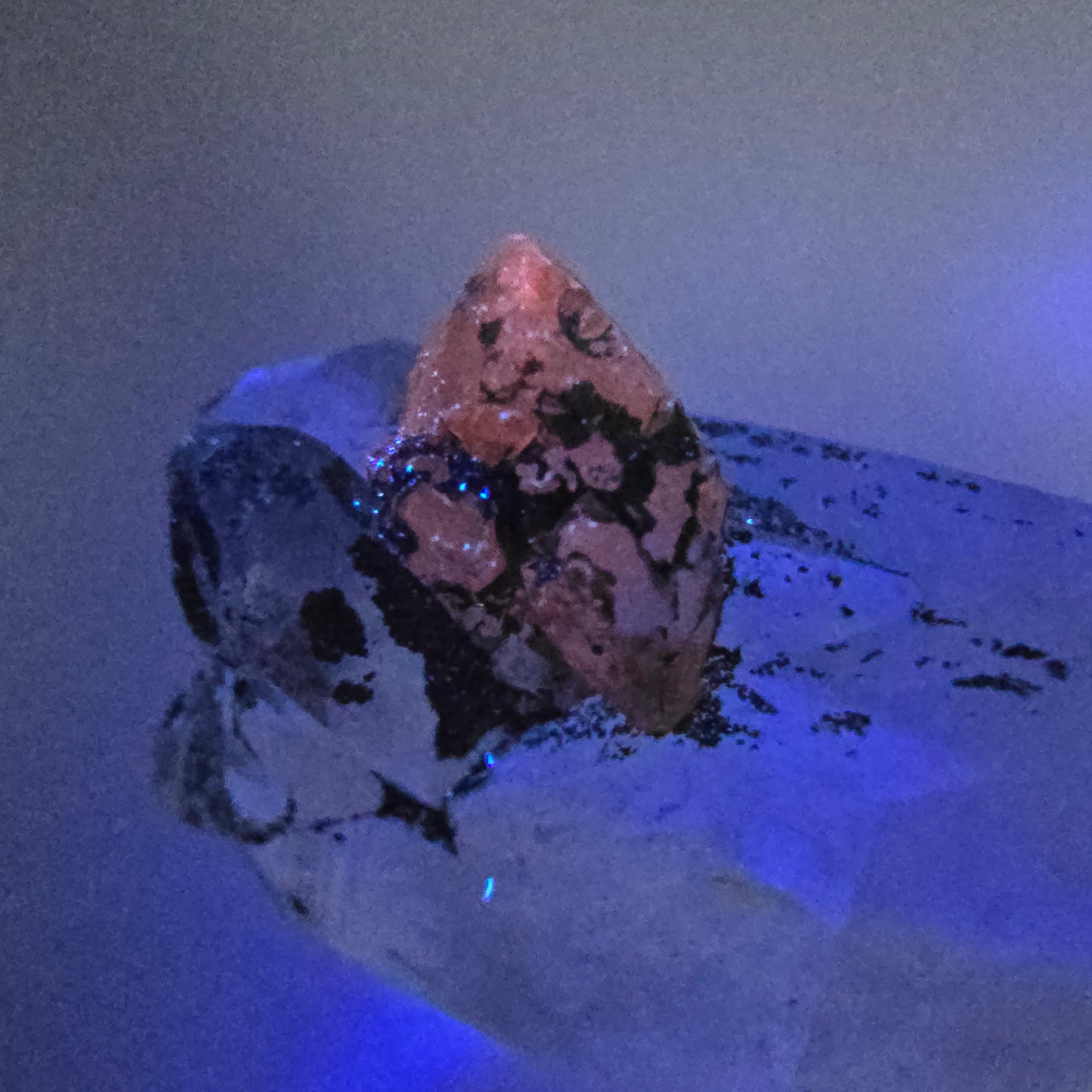 Klarer Bergkristall Quarz mit UV Calcit Streep Mine Goboboseb Namibia 32*17*12mm