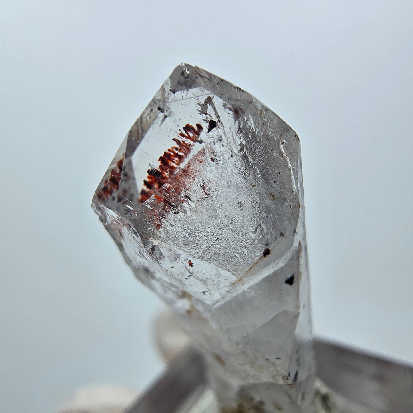 Quartz clair Harlequin Point Streep Mine, Goboboseb, Namibie 32 x 10 x 10 mm