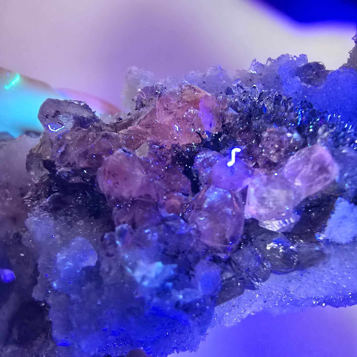 XL Phantom Smoky Quartz DT, calcite UV sur matrice Valentine Pocket, Namibie 166 x 81 x 47 mm