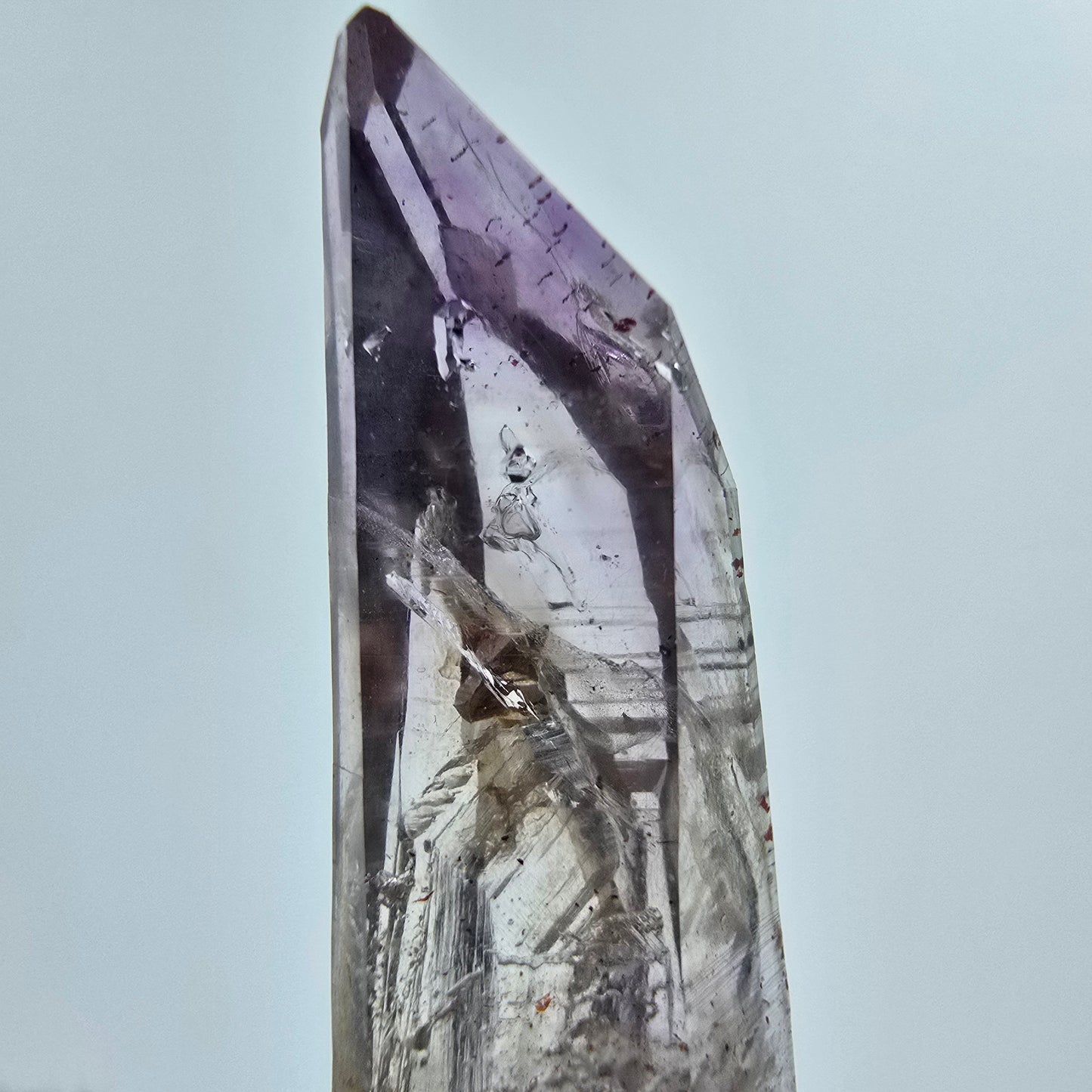 Phantom Amethyst mit rotem Eisen Goboboseb, Namibia 45*14*9mm Mineraliensammlung