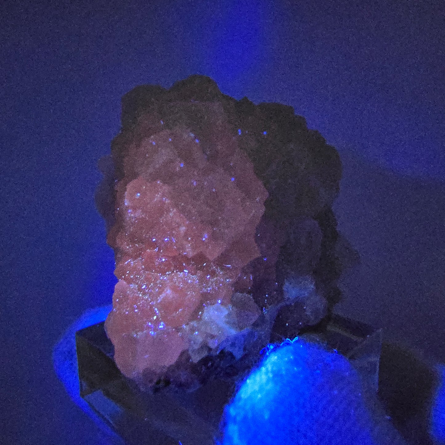 UV Calcit auf Amethyst Streep Mine Goboboseb Namibia 38*25*27mm Sammlung