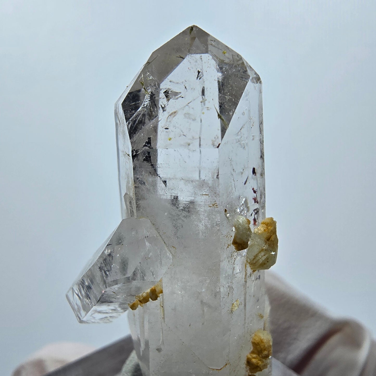 Quartz clair, préhnite, hématite, mine Point Streep, Goboboseb, Namibie, 38 x 22 x 16 mm