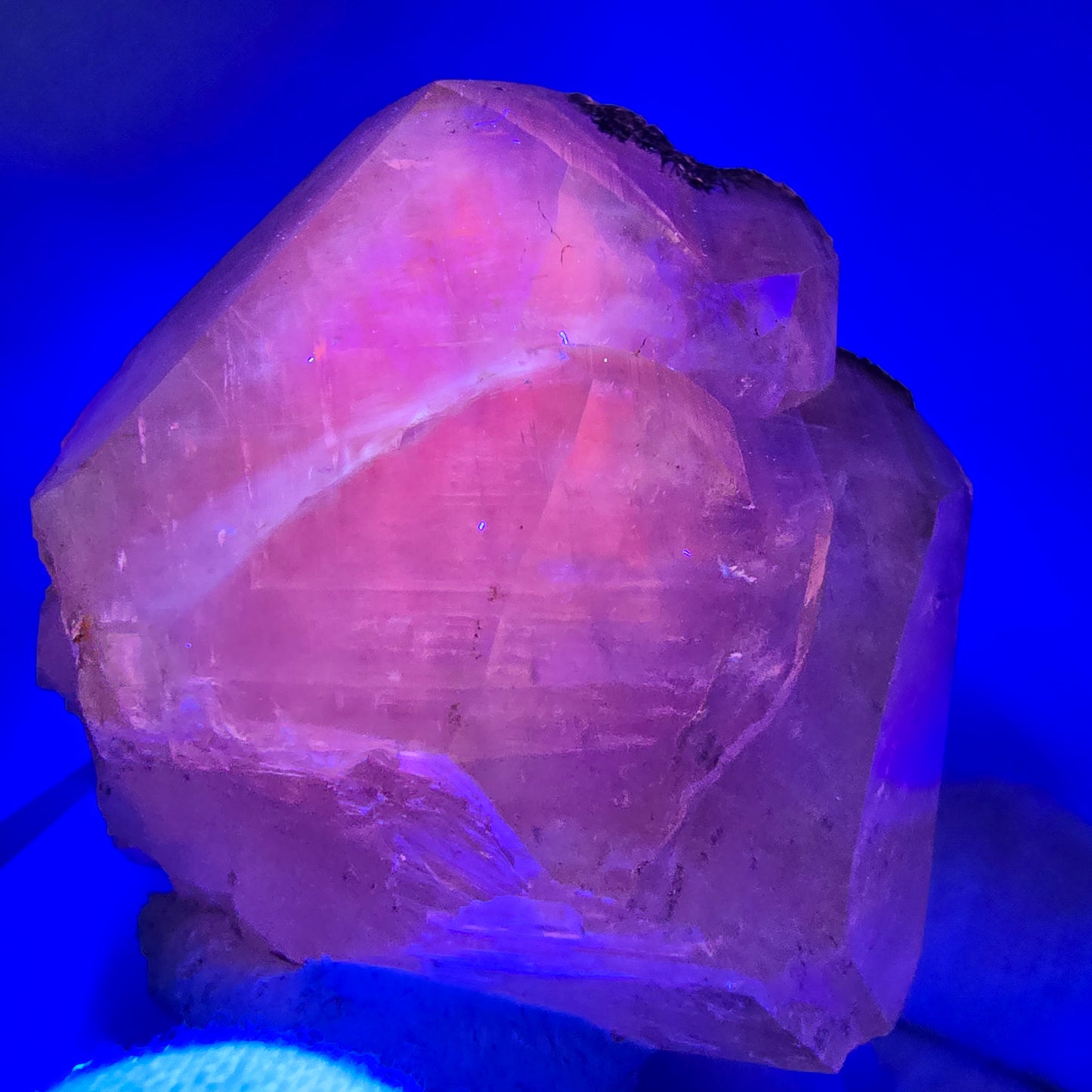 UV Calcit Kristall mit Harlekin Quarz, Schörl Turmalin Erongo Namibia 50*42*40mm