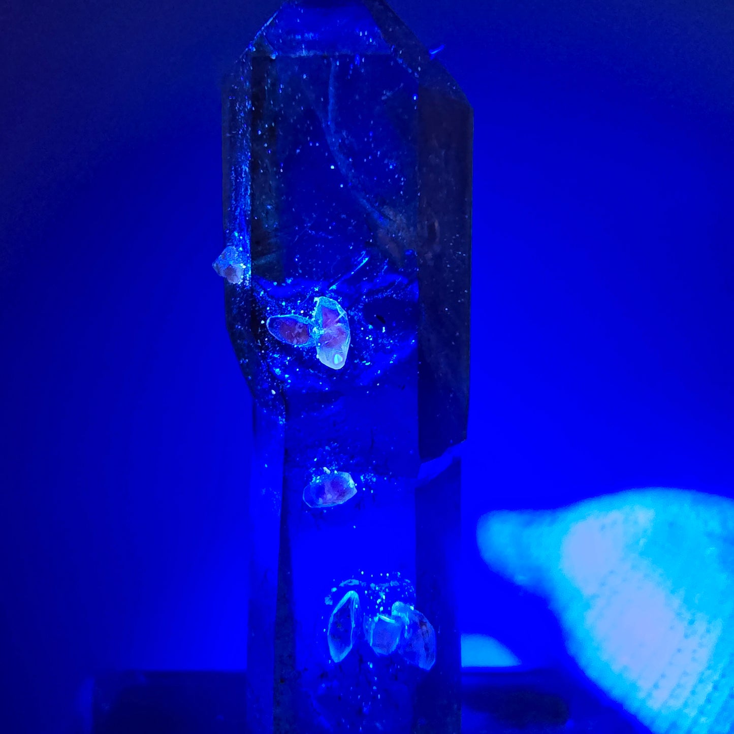 Phantom Amethyst Hämatit Zepter mit UV Calcit Goboboseb, Namibia 35*9*6mm