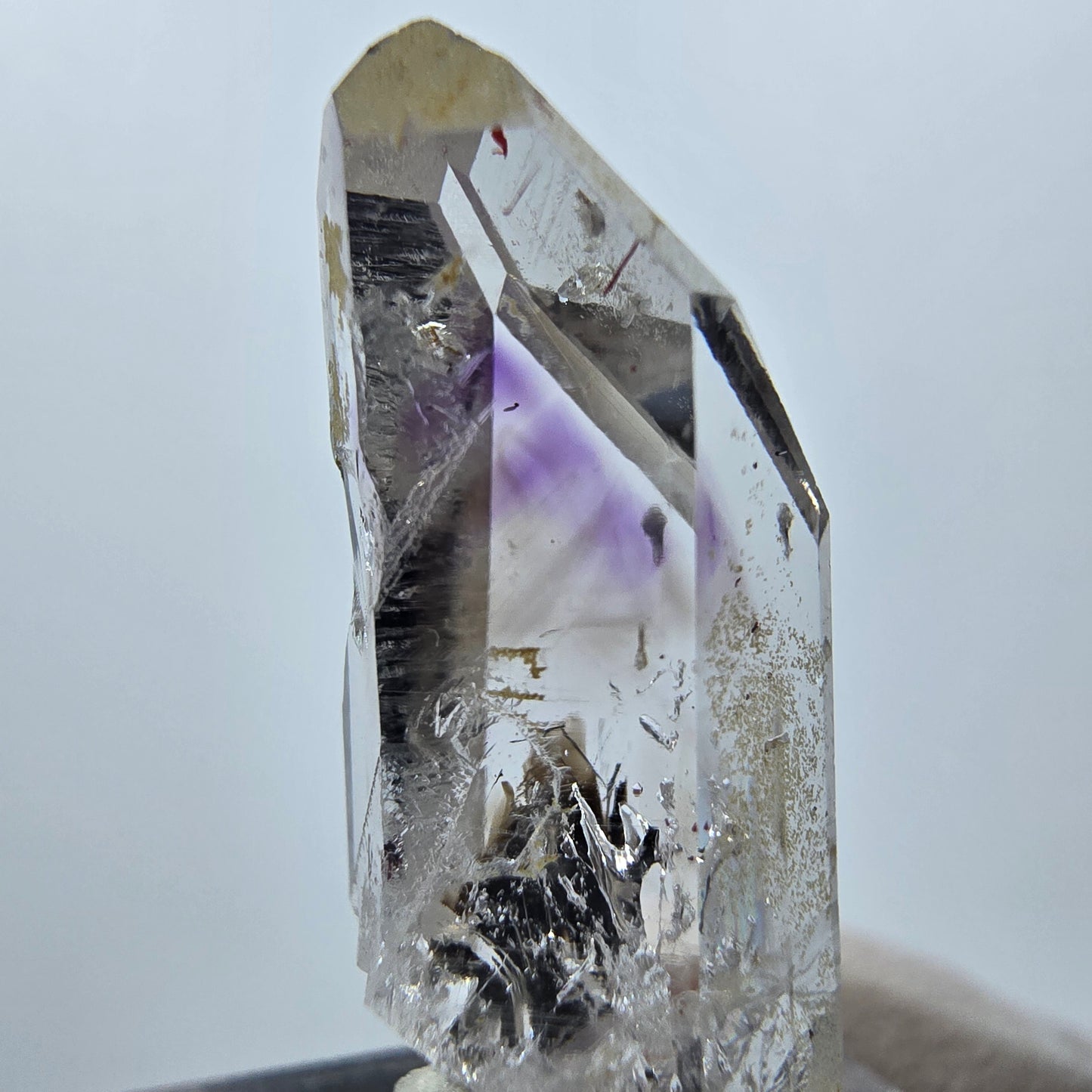 Améthyste fantôme avec hématite, mine Streep, Goboboseb, Namibie, 32 x 10 x 10 mm