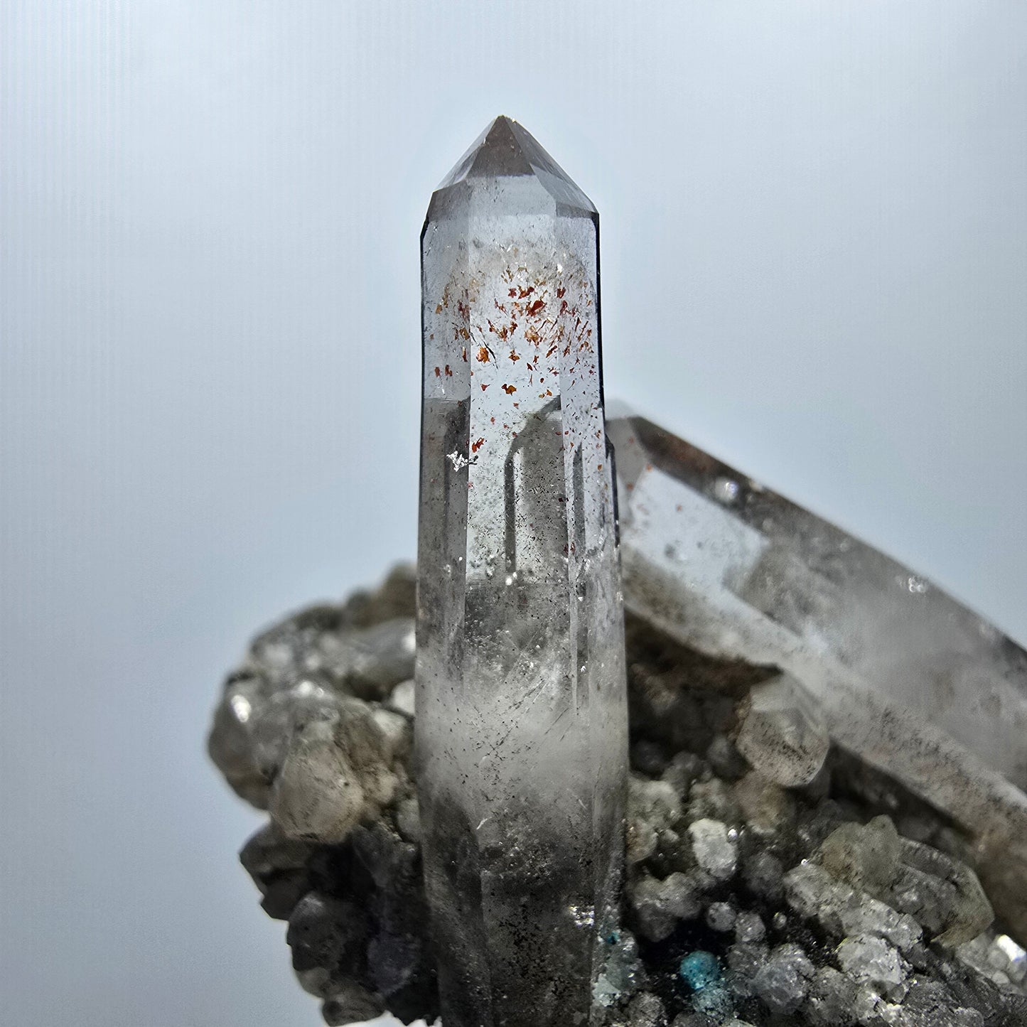 Quartz fumé Harlequin DT, calcite UV, spécimen de chrysocolle, Valentine Pocket, Namibie, 108 x 64 x 44 mm
