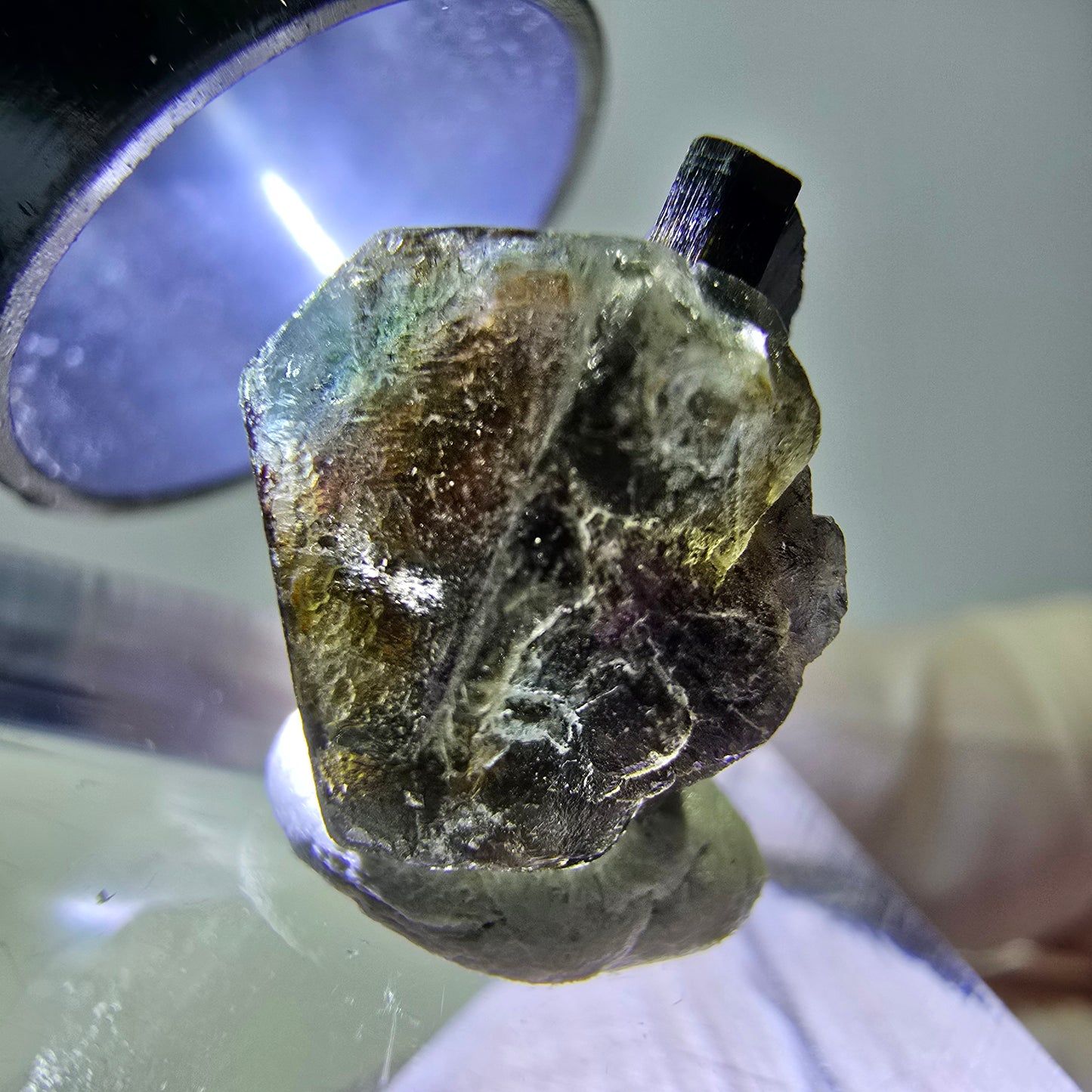 Spécimen de fluorite fantôme colorée et de tourmaline scholle muscovite, Erongo, Namibie, 14 x 10 x 15 mm