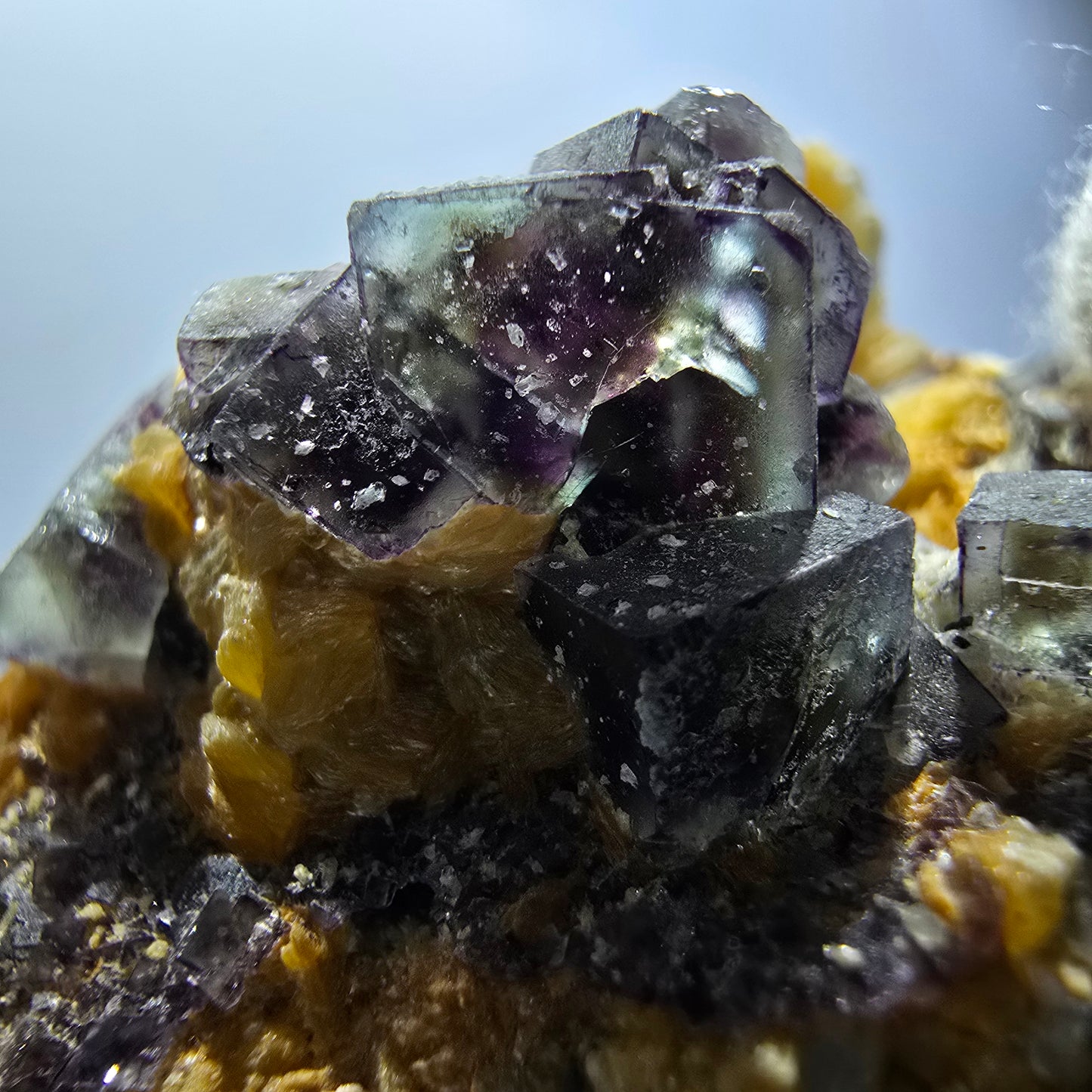 Spécimen de fluorite fantôme colorée, de tourmaline Schorl et de muscovite, Erongo, Namibie, 58 x 51 x 33 mm