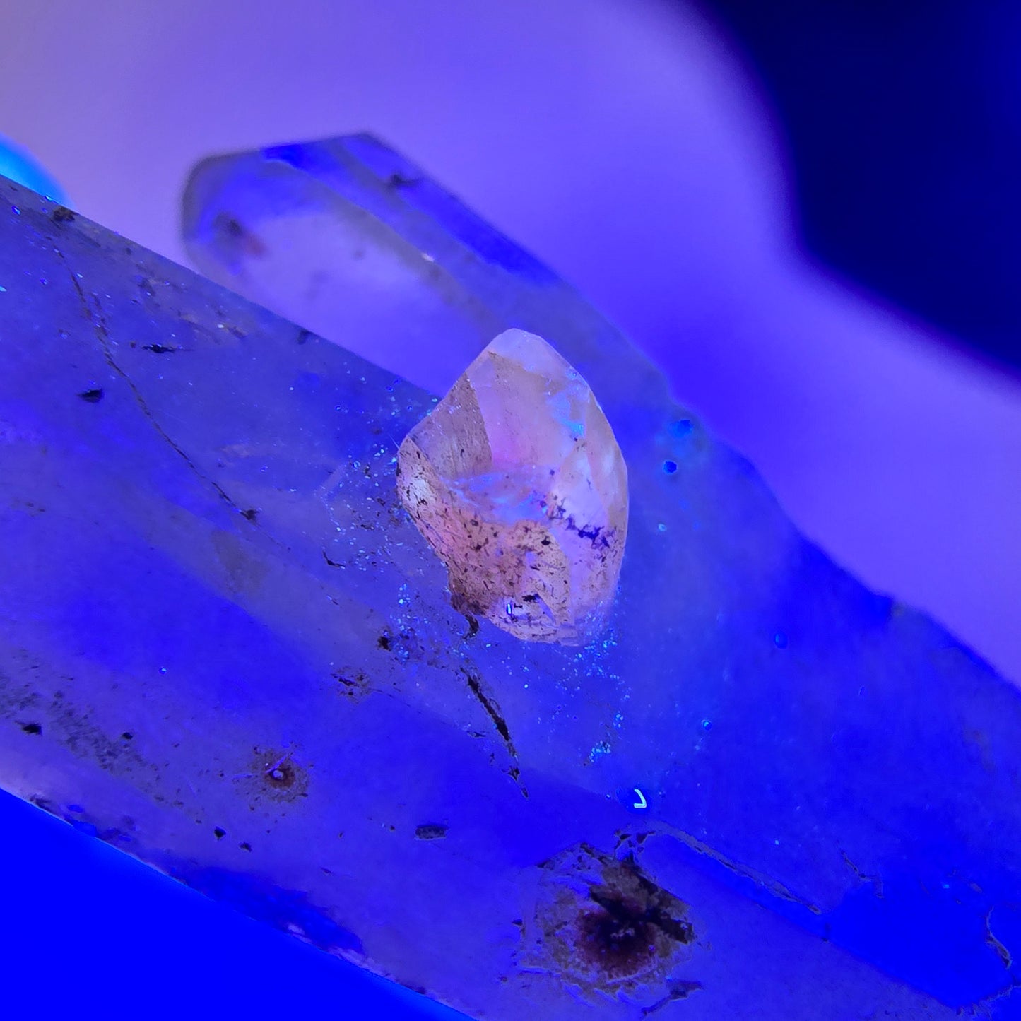 Harlekin Phantom Amethyst DT Zepter, UV Calcit Streep Mine, Namibia 70*19*19mm
