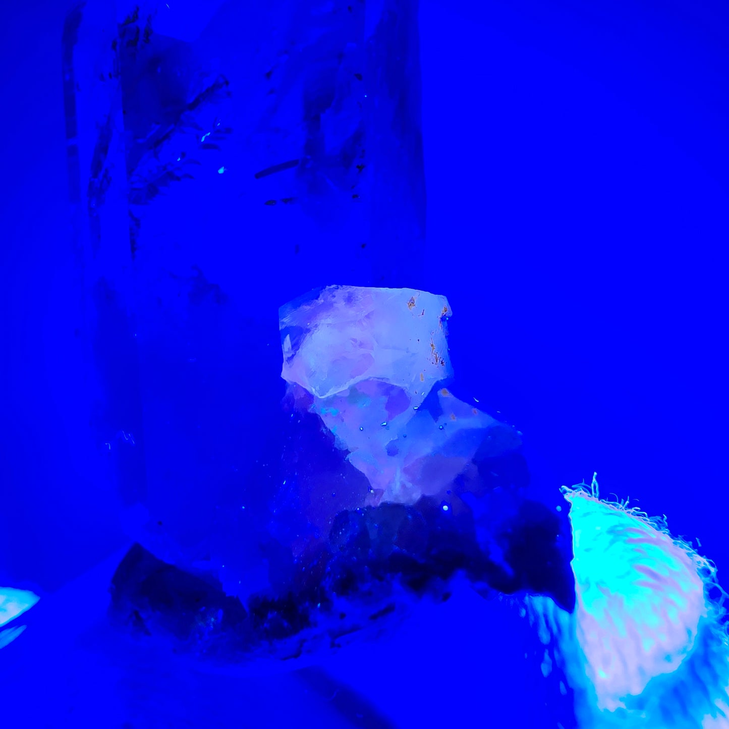 Phantom Quarz mit UV Calcit Streep Mine, Goboboseb, Namibia 44*31*22mm