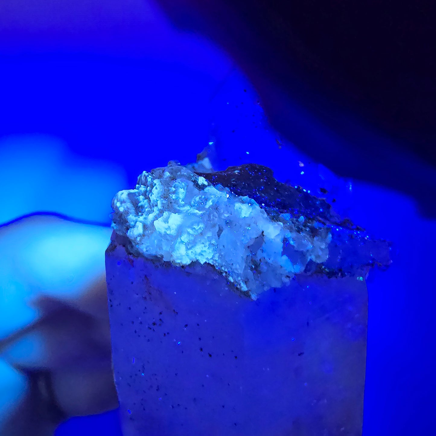Quartz fumé squelette fantôme lémurien DT, calcite UV Valentine Pocket, Namibie 91 x 26 x 19 mm
