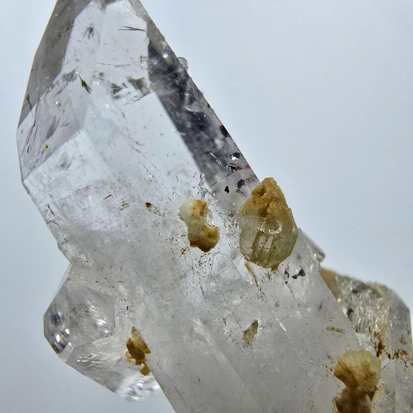 Quartz clair, préhnite, hématite, mine Point Streep, Goboboseb, Namibie, 38 x 22 x 16 mm