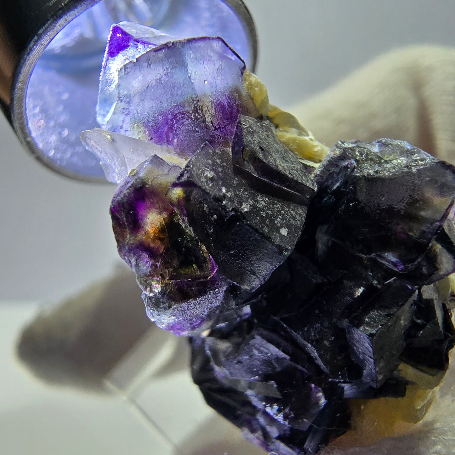Spécimen de fluorite fantôme colorée, tourmaline schol, muscovite, quartz fumé, Erongo, Namibie, 35 x 25 x 20 mm