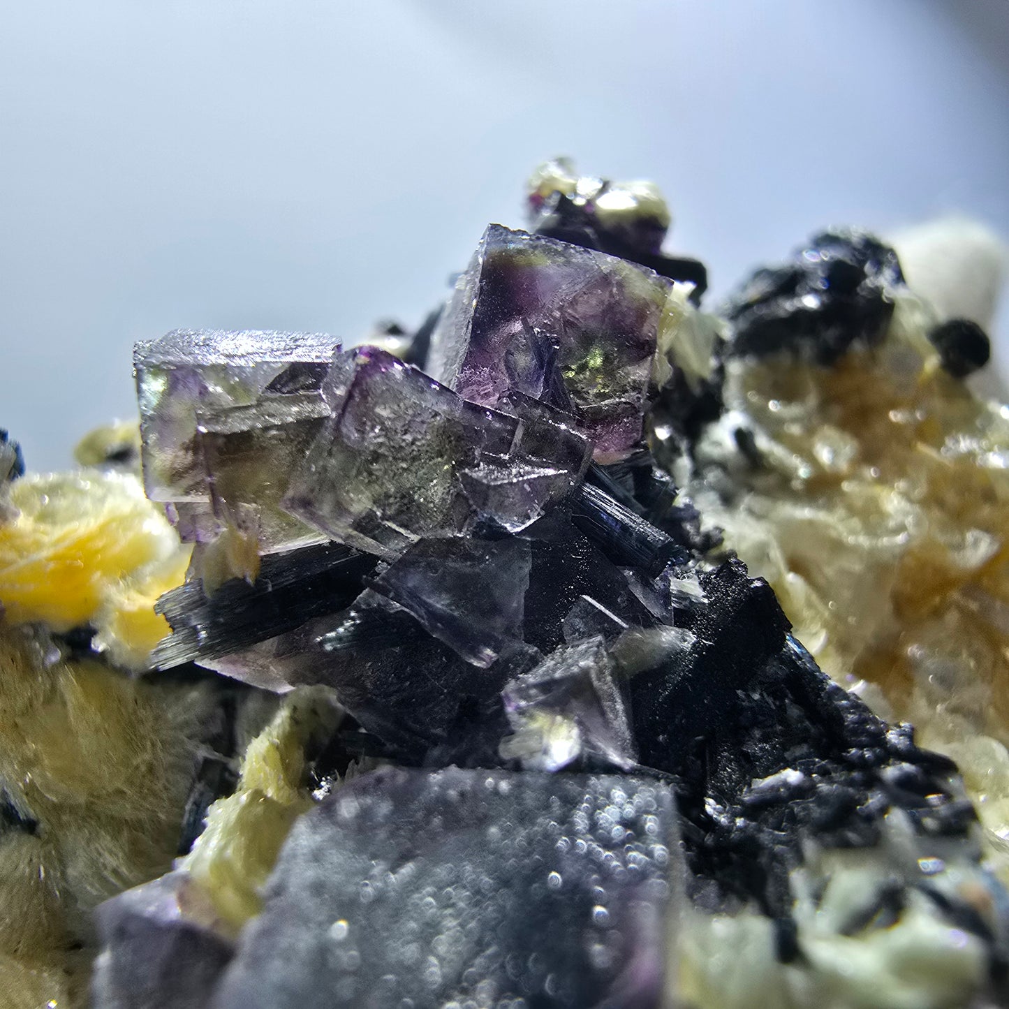Cubes de fluorite fantôme colorés, tourmaline scholle muscovite, Erongo, Namibie, 61 x 60 x 29 mm