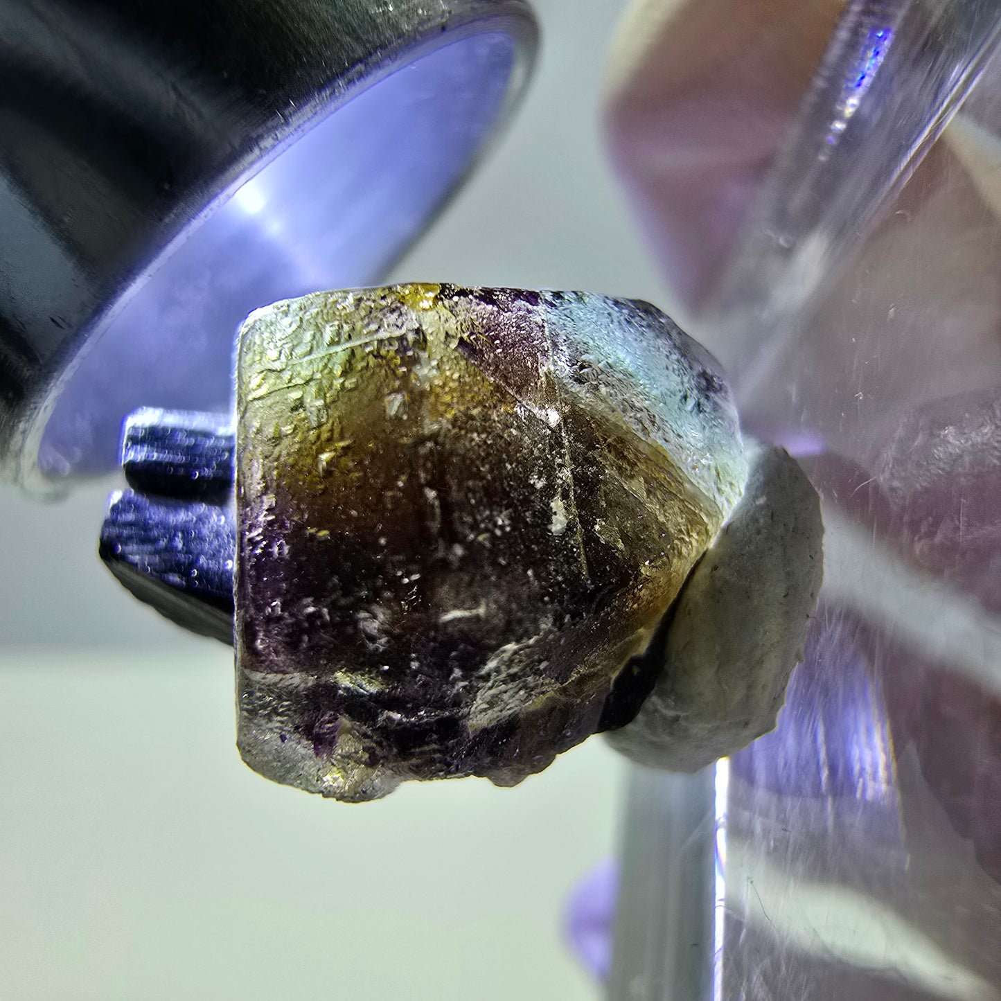 Spécimen de fluorite fantôme colorée et de tourmaline scholle muscovite, Erongo, Namibie, 14 x 10 x 15 mm