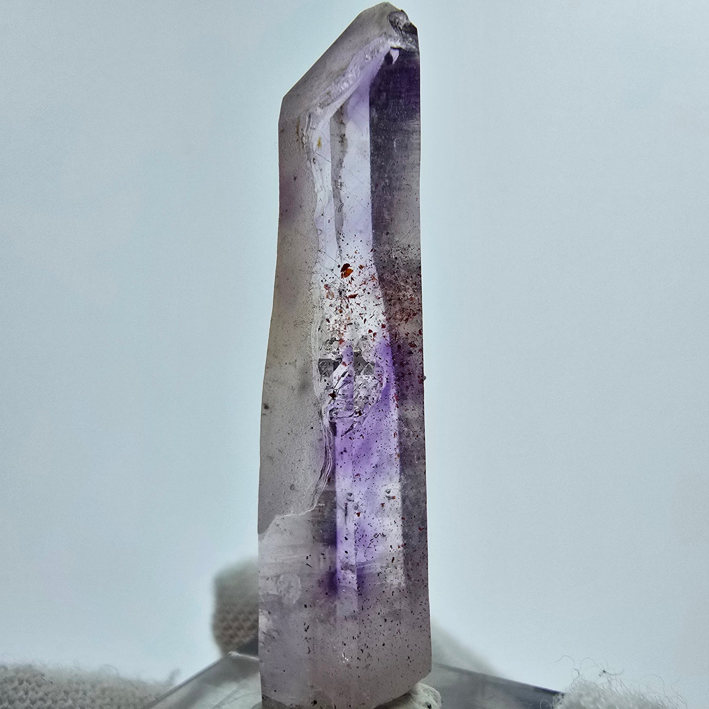 Phantom Amethyst Zepter mit rotem Eisen Goboboseb, Namibia 44*11*9mm Sammlung