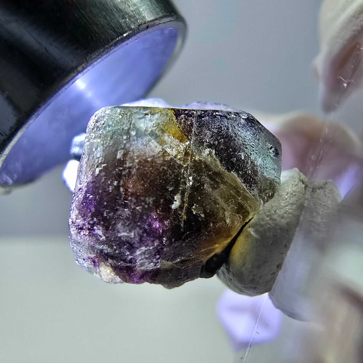 Spécimen de fluorite fantôme colorée et de tourmaline scholle muscovite, Erongo, Namibie, 14 x 10 x 15 mm