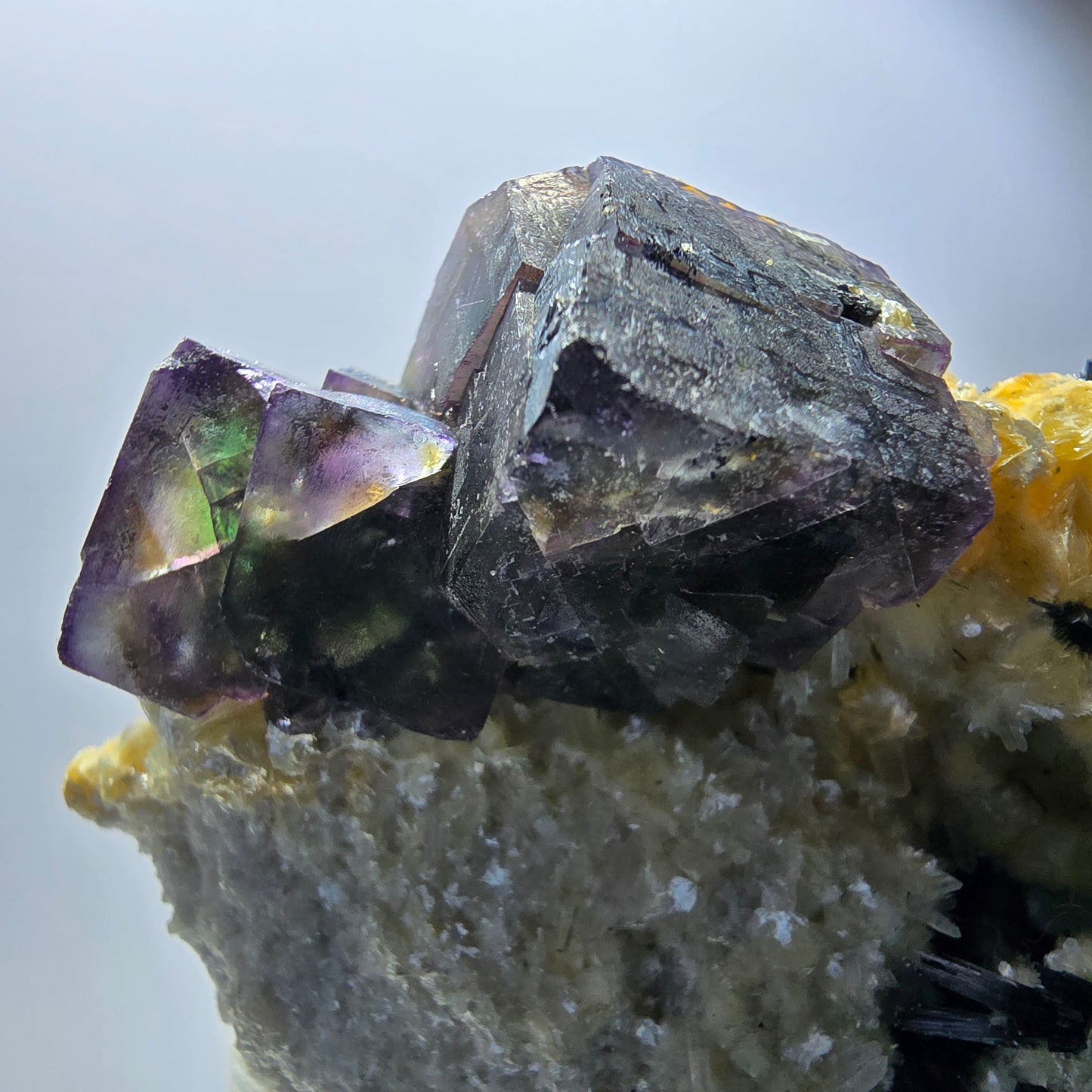 Fluorite fantôme colorée, tourmaline schol, hyalite, quartz fumé, muscovite, Erongo, Namibie, 78 x 70 x 48 mm
