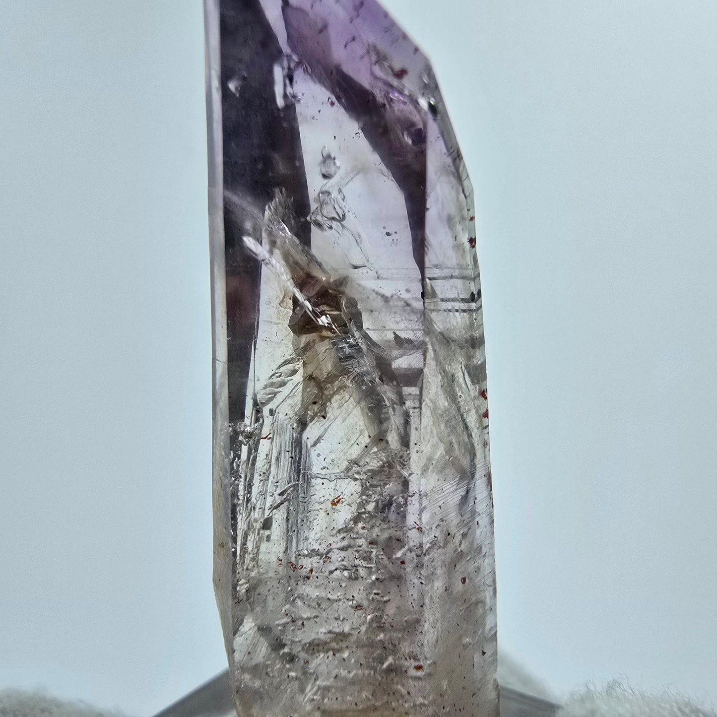 Phantom Amethyst mit rotem Eisen Goboboseb, Namibia 45*14*9mm Mineraliensammlung
