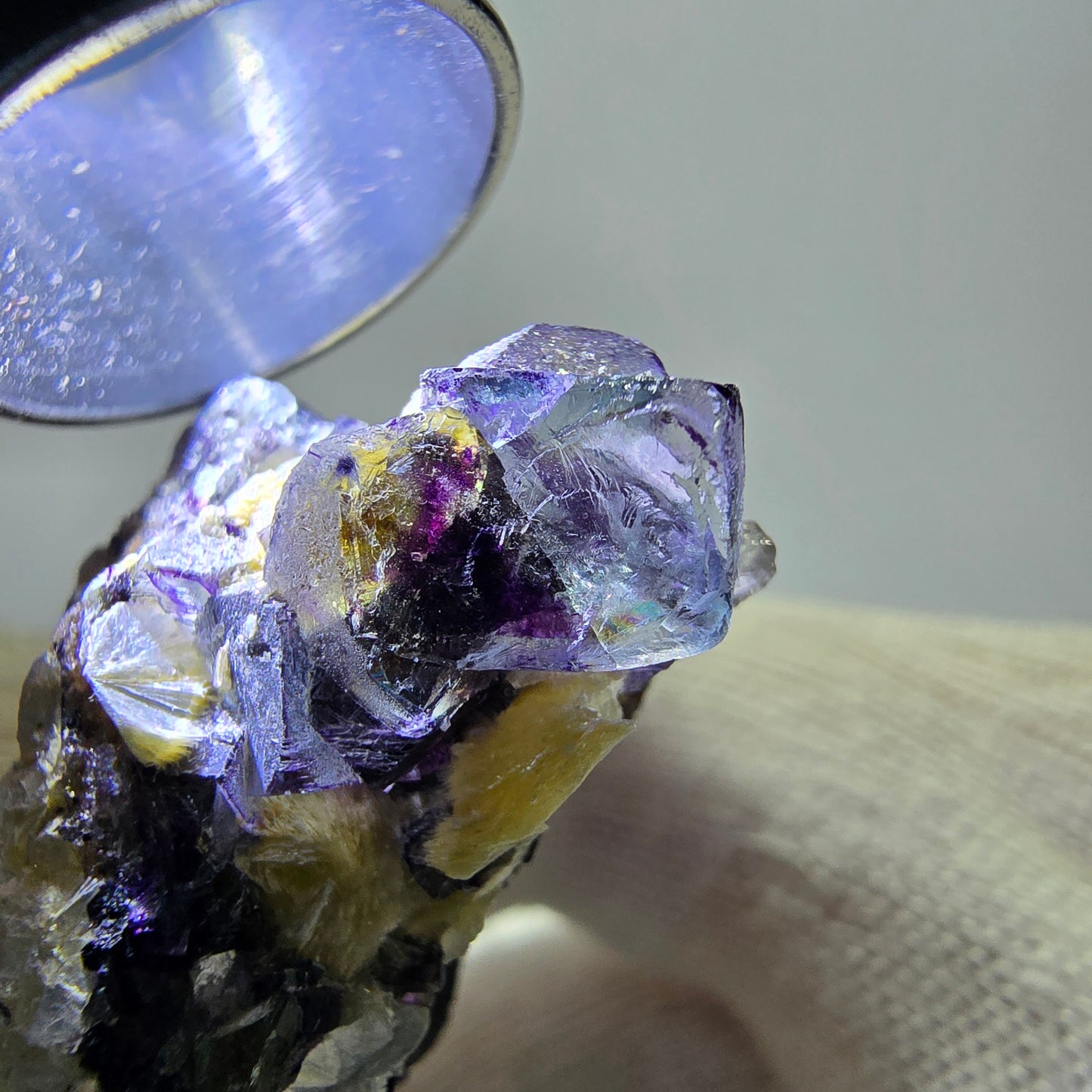 Spécimen de fluorite fantôme colorée, tourmaline schol, muscovite, quartz fumé, Erongo, Namibie, 35 x 25 x 20 mm