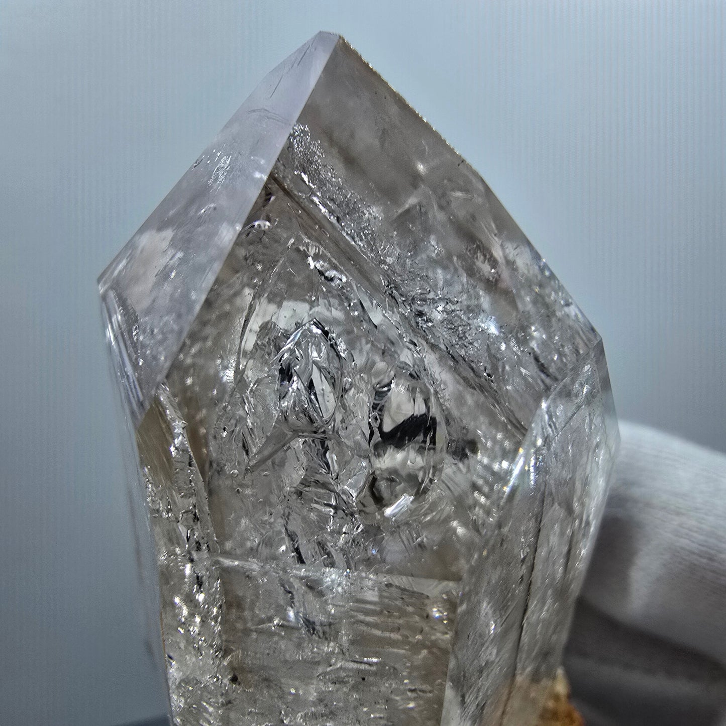 Sceptre squelette en quartz fumé Enhydro, calcite UV Valentine Pocket Goboboseb Namibie 77 x 44 x 38 mm