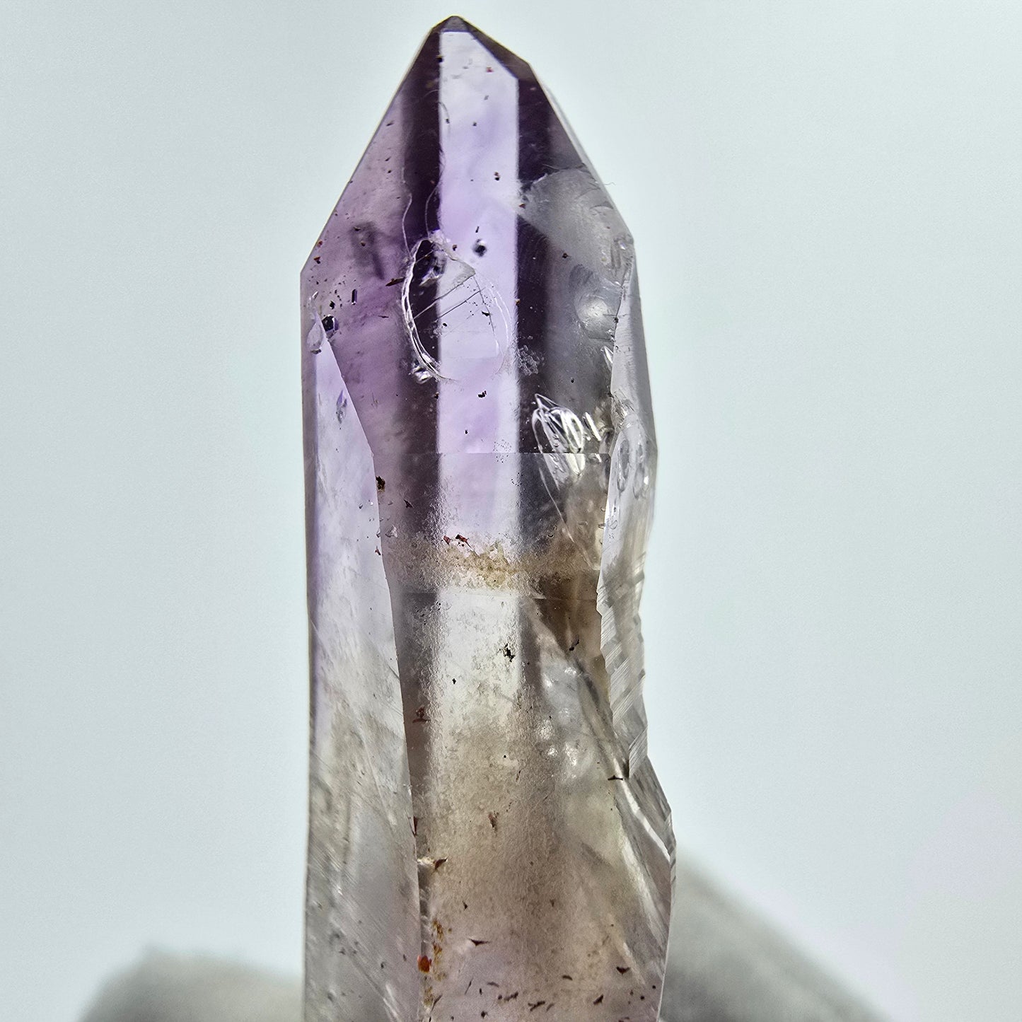 Phantom Amethyst mit rotem Eisen Goboboseb, Namibia 45*14*9mm Mineraliensammlung