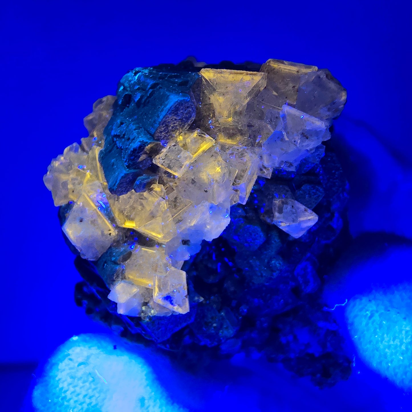 Seltene Muskovit, UV Calcit Stufe Erongo, Namibia 38*36*30mm Mineraliensammlung